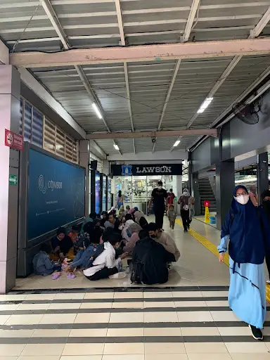 Gambar Makanan Lawson Stasiun Sudirman 2